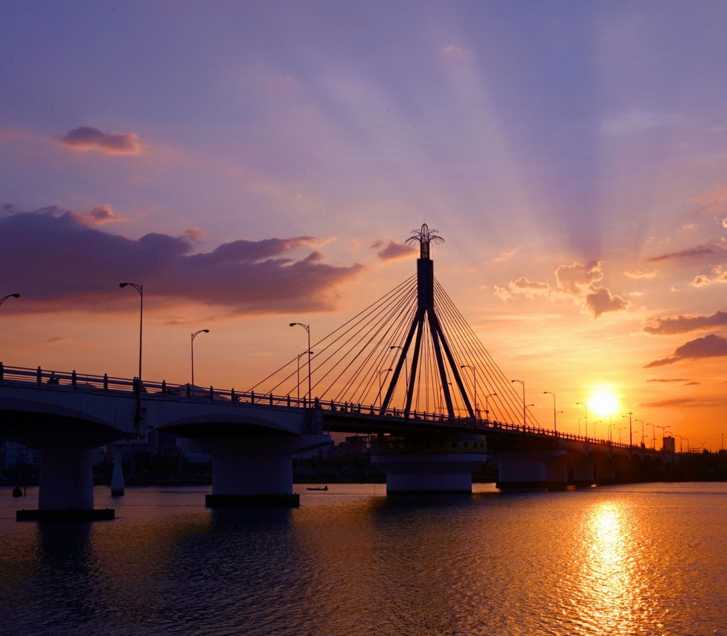 Cầu sông Hàn xoay biểu tượng chuyển động giữa lòng thành phố biển Đà Nẵng