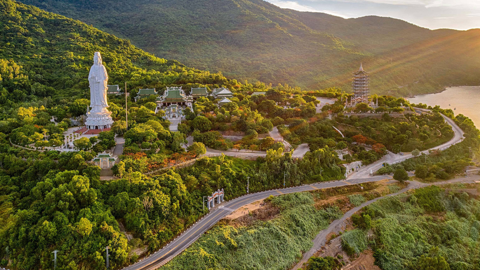 Chùa Linh Ứng ở đảo Sơn Trà nơi hội tụ linh khí biển trời Đà Nẵng