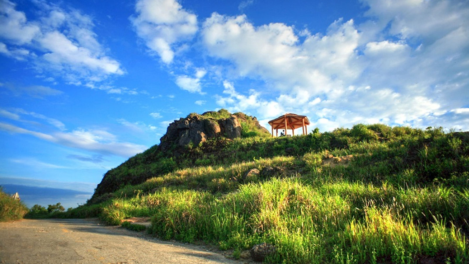 Đỉnh Bàn Cờ và vẻ đẹp huyền thoại giữa trời mây Sơn Trà