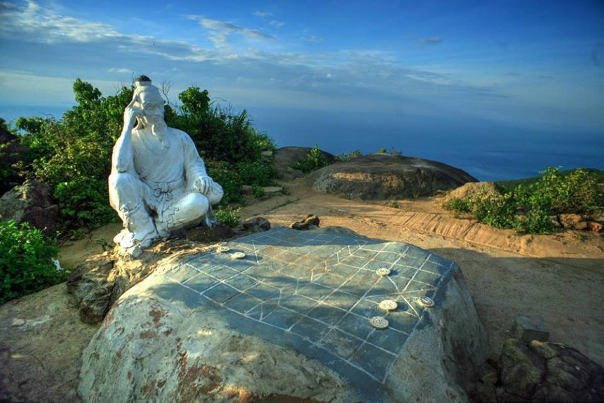 Đỉnh Bàn Cờ và vẻ đẹp huyền thoại giữa trời mây Sơn Trà