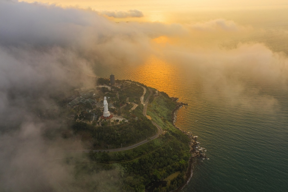 Đỉnh Bàn Cờ và vẻ đẹp huyền thoại giữa trời mây Sơn Trà