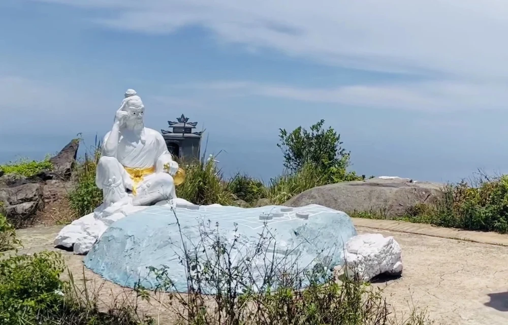 Đỉnh Bàn Cờ và vẻ đẹp huyền thoại giữa trời mây Sơn Trà