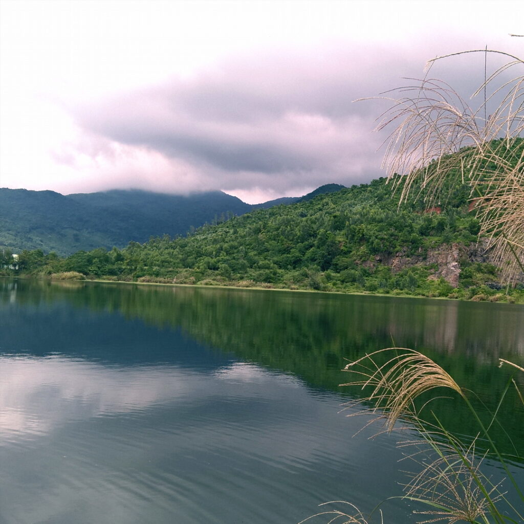 Hồ Xanh Đà Nẵng: Vẻ Đẹp Nguyên Sơ Giữa Núi Rừng Và Biển Trời