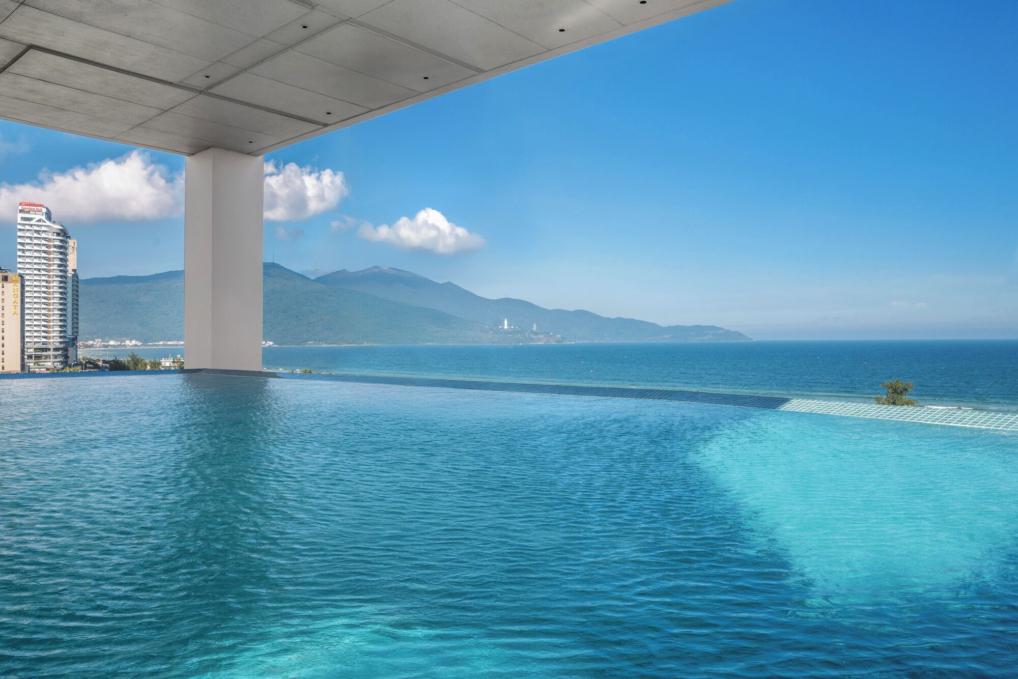 Awaken Danang Hotel Review 2026: Trải nghiệm nghỉ dưỡng bên bãi biển Mỹ Khê có gì đáng chú ý?