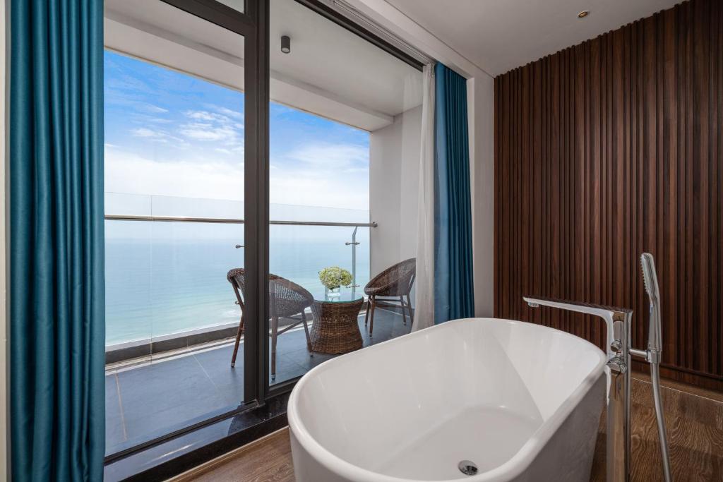 Canvas Danang Beach Hotel Review Chi Tiết 2026 – Trải Nghiệm Lưu Trú Sát Biển Đà Nẵng