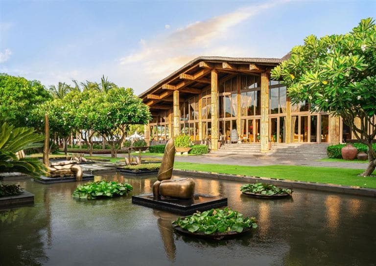 Khu nghỉ dưỡng Naman Retreat Review Chi Tiết 2026: Không Gian Nghỉ Dưỡng, Dịch Vụ Và Trải Nghiệm Thực Tế