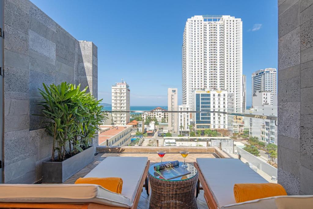 Platinum Danang Hotel Review: Trải Nghiệm Lưu Trú Gần Biển Mỹ Khê Có Gì Nổi Bật?