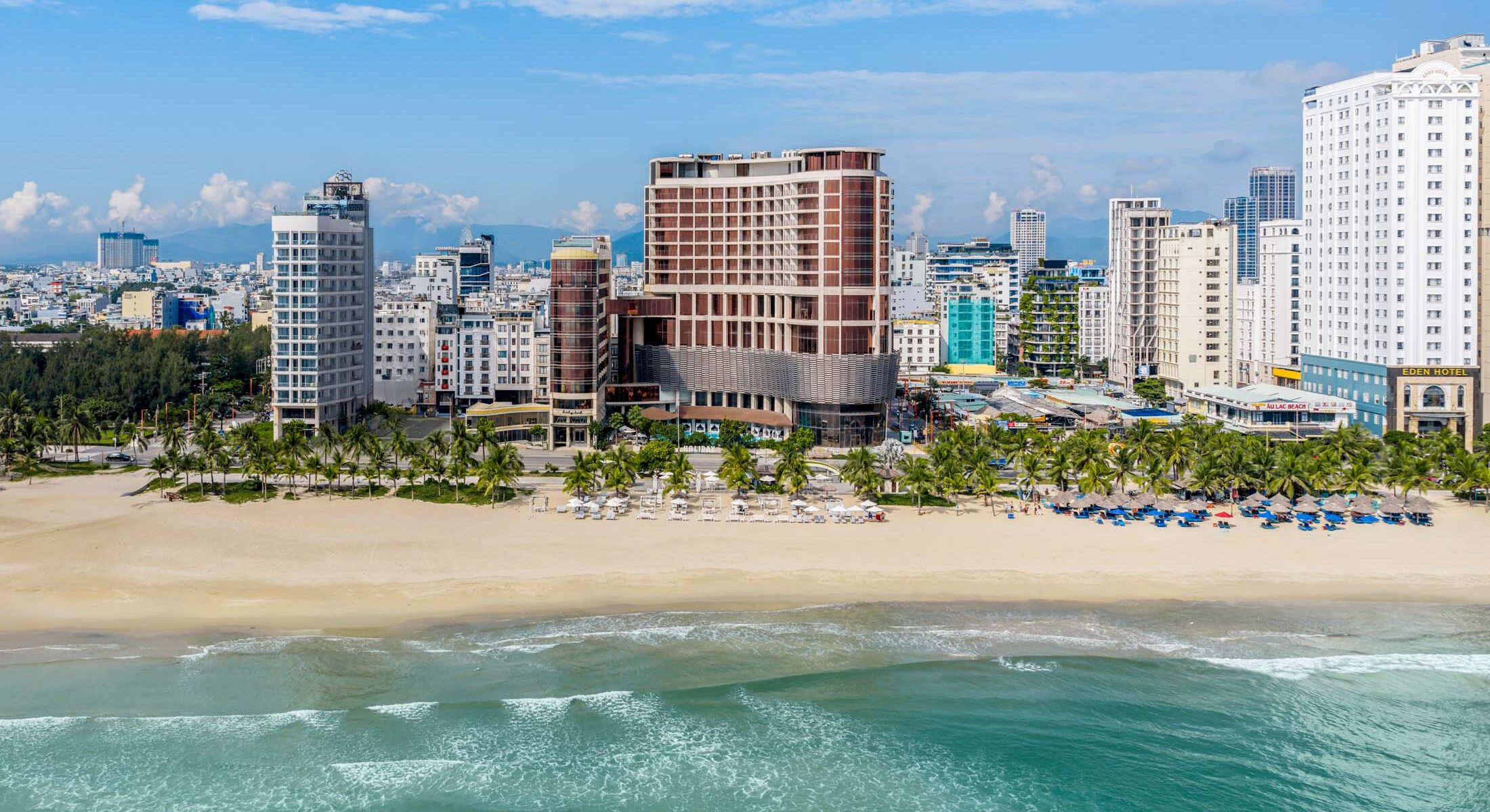 Review Holiday Beach Hotel Danang – Trải nghiệm lưu trú sát biển Mỹ Khê có gì đáng chú ý?