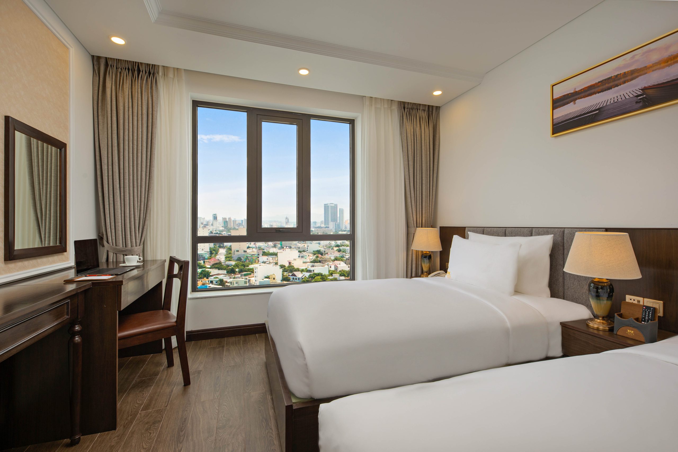 Santa Luxury Hotel Review 2026: Trải Nghiệm Lưu Trú Gần Biển Mỹ Khê Có Gì Nổi Bật?