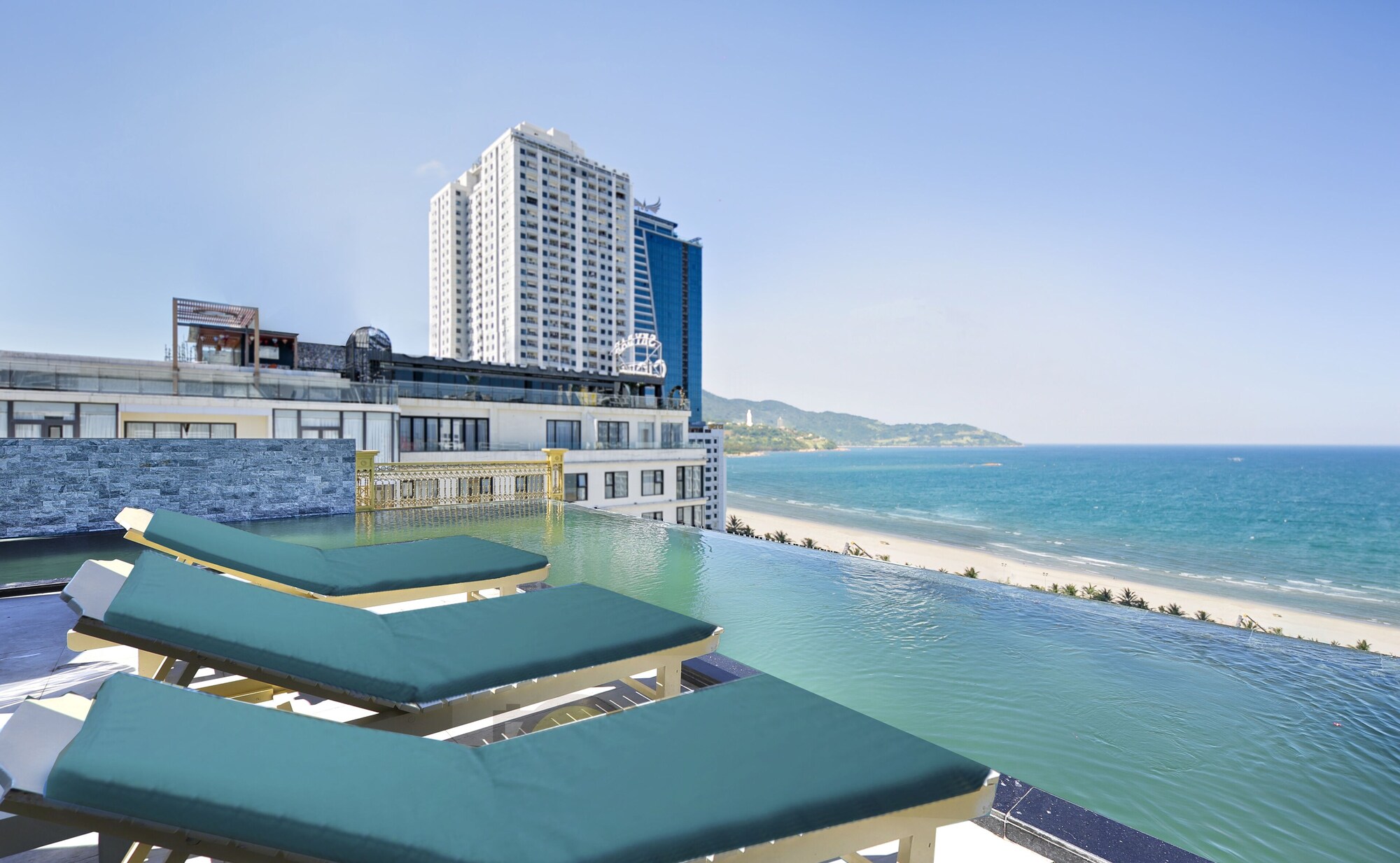 Santa Luxury Hotel Review 2026: Trải Nghiệm Lưu Trú Gần Biển Mỹ Khê Có Gì Nổi Bật?