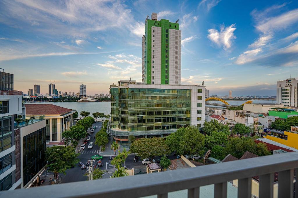 Dragon View Riverfront Hotel Review Chi Tiết Khách Sạn Gần Sông Hàn Đáng Trải Nghiệm