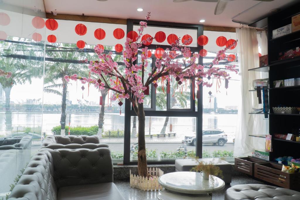 Review Happy Day Riverside Hotel & Spa Danang: Khách sạn trung tâm, giá mềm, view sông Hàn