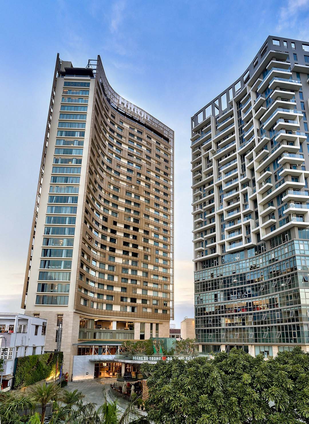 Review Hilton Đà Nẵng: khách sạn ven sông, phòng đẹp và tiện ích nổi bật