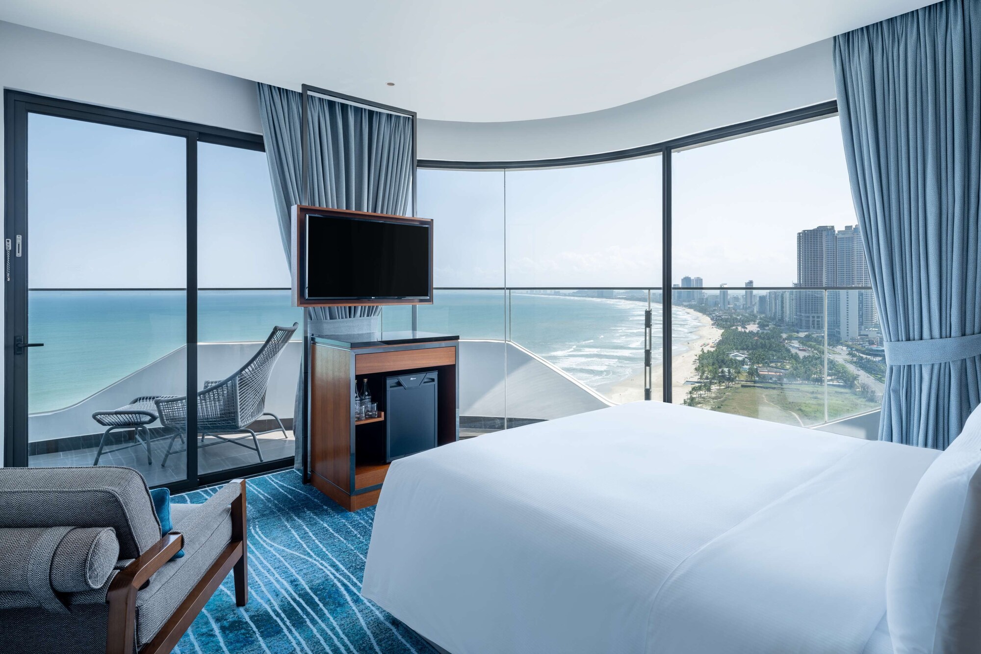 Review Hilton Đà Nẵng: khách sạn ven sông, phòng đẹp và tiện ích nổi bật